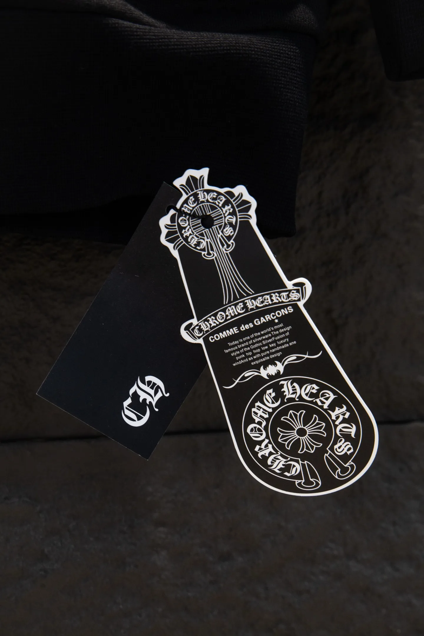 P260 🆕Chrome Hearts new embroidered patch printed sweatshirt. The os version is really charming. Chrome Hearts is really a must-have. Each season's new version is the best. It is very practical and can be worn casually. Nice✔️ - ⚠️100% cotton. Made of custom-dyed terry cotton sweatshirt surface, 420g double-ply double yarn, comfortable to the touch. Made from imported knitting needle carded cotton, the thickness is moderate, drapey and contoured, making the upper body comfortable! ! It is very tolerant for fat body types and can instantly slim down by five inches when put on. The back panel #embroidery adopts imported Tajima high-density heavy industry embroidery technology. The fonts are three-dimensional and full. The front panel is made of direct-injection digital printing environmentally friendly glue material and mechanized printing process. Mechanical printing has high precision, the positioning accuracy can reach ±0.02mm, and the quality is stable.  The neck strap is made of pure cotton and is one piece. It has no color difference and will not deform. In the past two years, the oversize version has become the focus of the trend and has been a popular staple in the past two years. The change of designers has made this brand an instant hit. The progressive fashion of the times also needs the blood impact of fresh elements and trendy designs in order to continue its glory! It’s stylish both inside and outside, a must-have for high street travel! An absolute "eye-catching style" that can match couples 💏 Color: Black Size: S M L XL